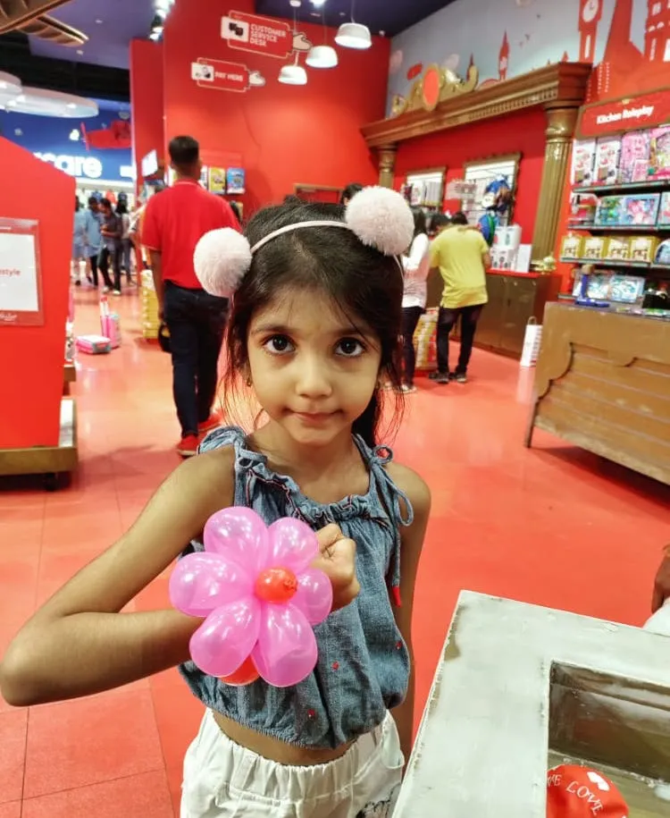 Balloon twisting artist in Hyderabad