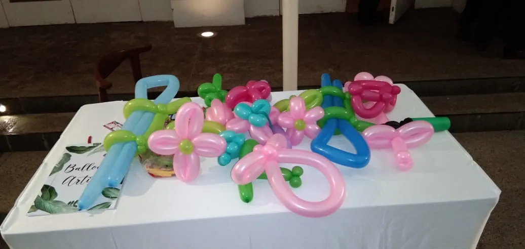 Balloon twisting artist in Hyderabad